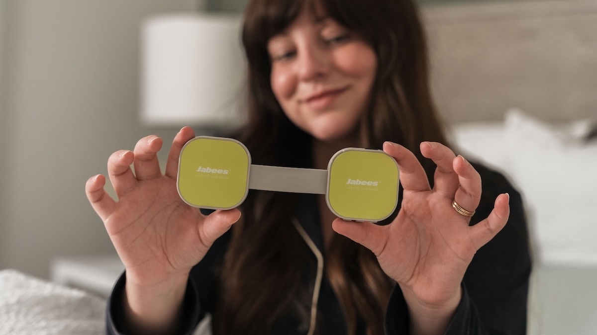Тонкая колонка от Jabees под подушкой помогает заснуть без наушников