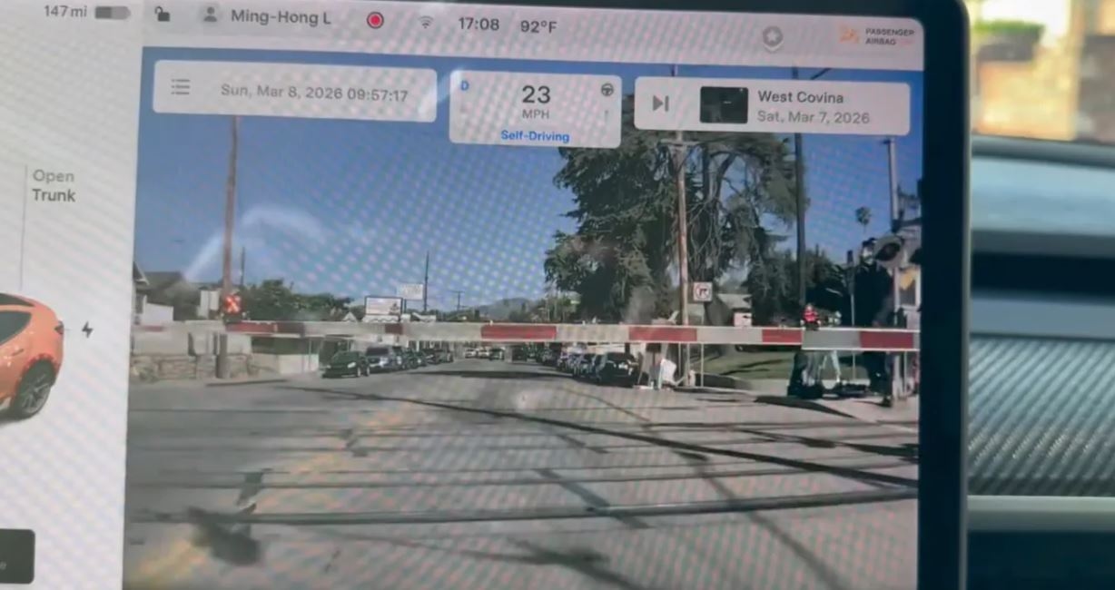 Платформа автопилота FSD Tesla проехала приватный ЖД-переезд