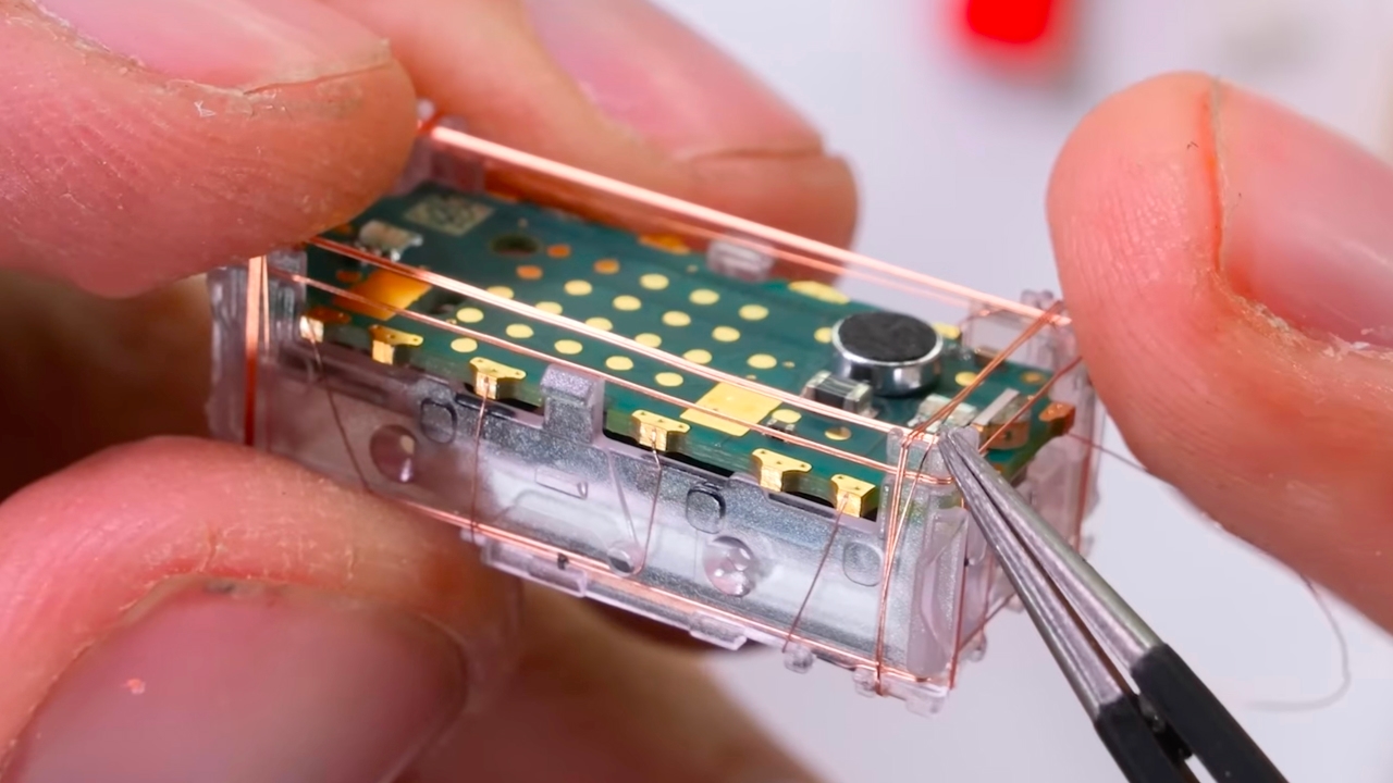 Техноблогер разобрал «умный» кубик Lego: внутри батарея на 45 мА·ч, беспроводная зарядка и набор датчиков