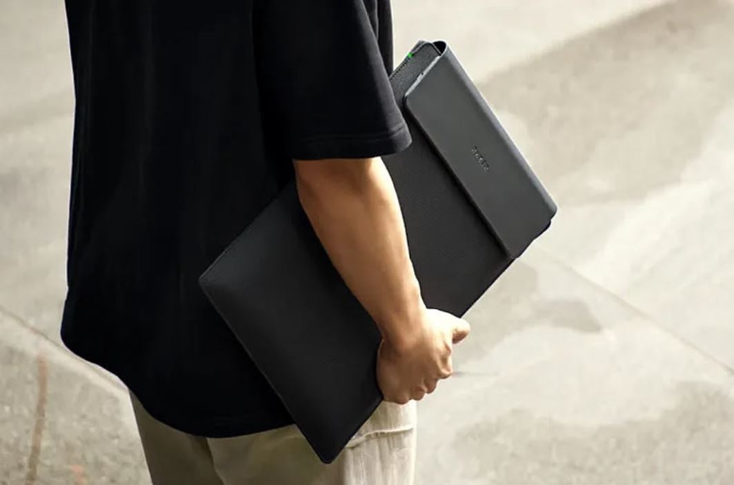Razer представила чехол для ноутбуков Laptop Sleeve 16" с модулями беспроводной зарядки