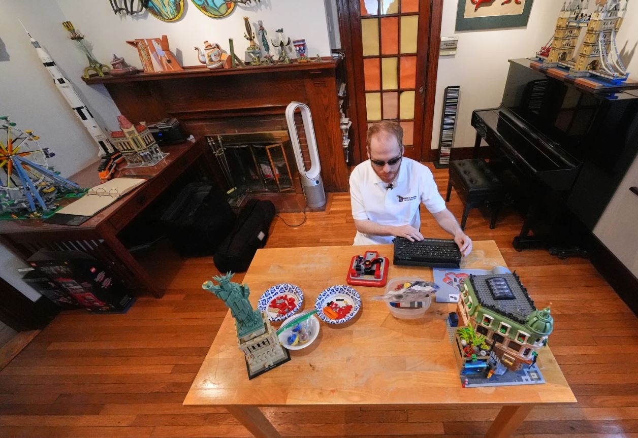 Волонтёры помогают людям с ослабленным зрением собирать конструкторы Lego