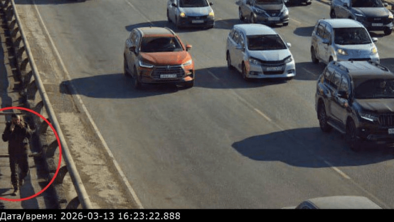 Во Владивостоке водитель получил штраф за телефон в руке пешехода