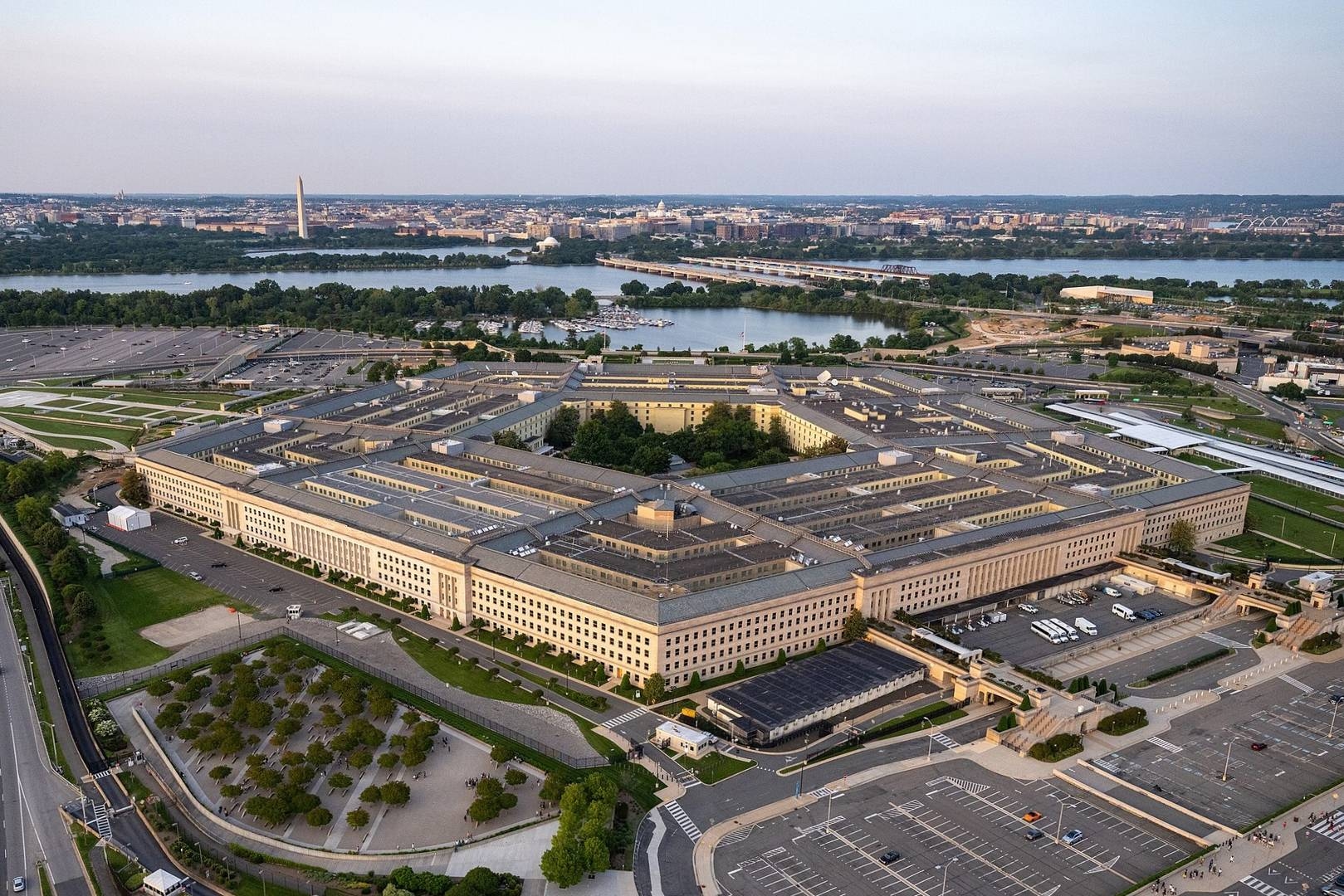 Пока Anthropic и OpenAI ссорятся в связи с контракта с Пентагоном, Google тихо занимает их место