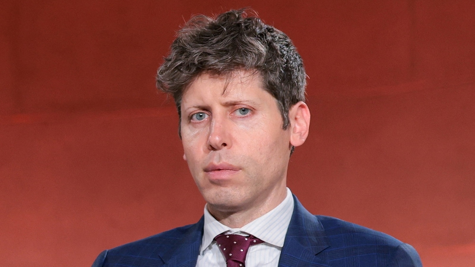 В дом Сэма Альтмана бросили коктейль Молотова. Он признает, что «недооценил силу слов»