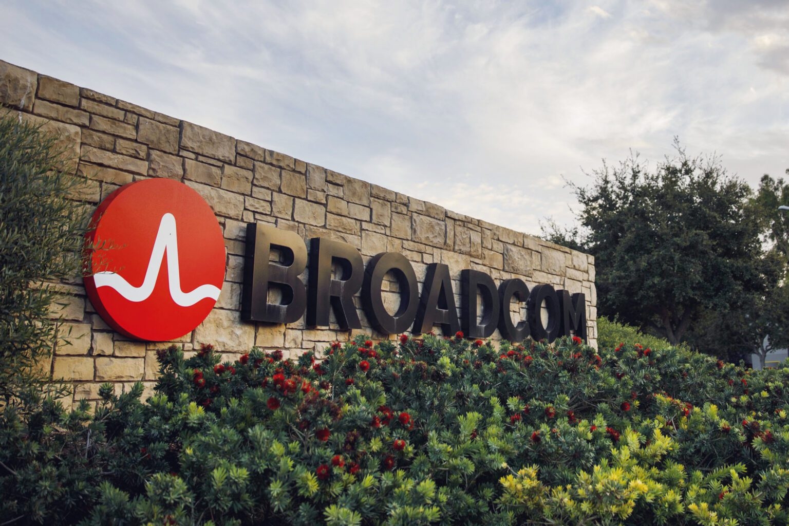 Broadcom планирует заработать $100 млрд в 2027 году только на ИИ-чипах