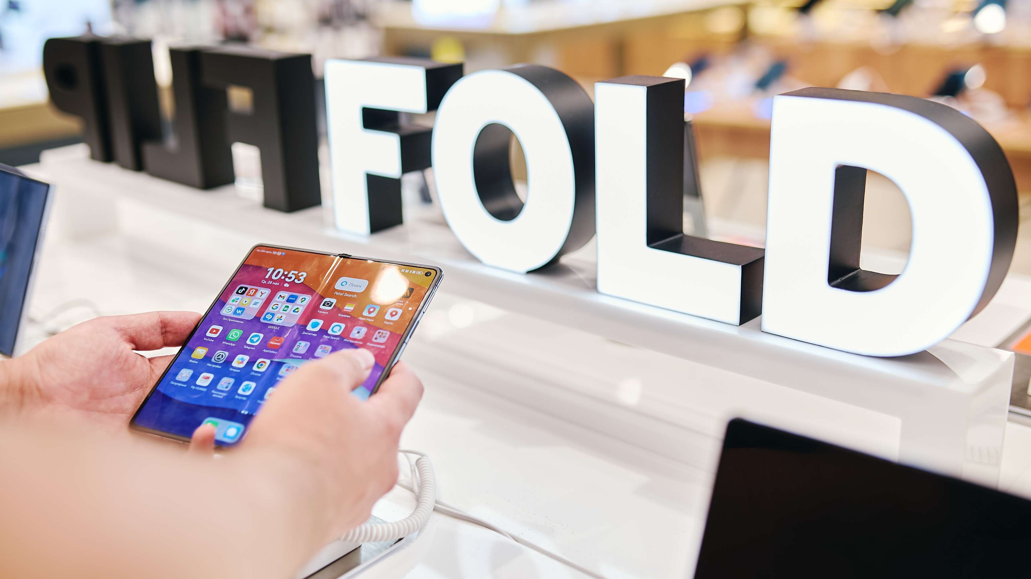 М.Видео фиксирует увеличение продаж складных смартфонов на 32% в РФ в I квартале 2026