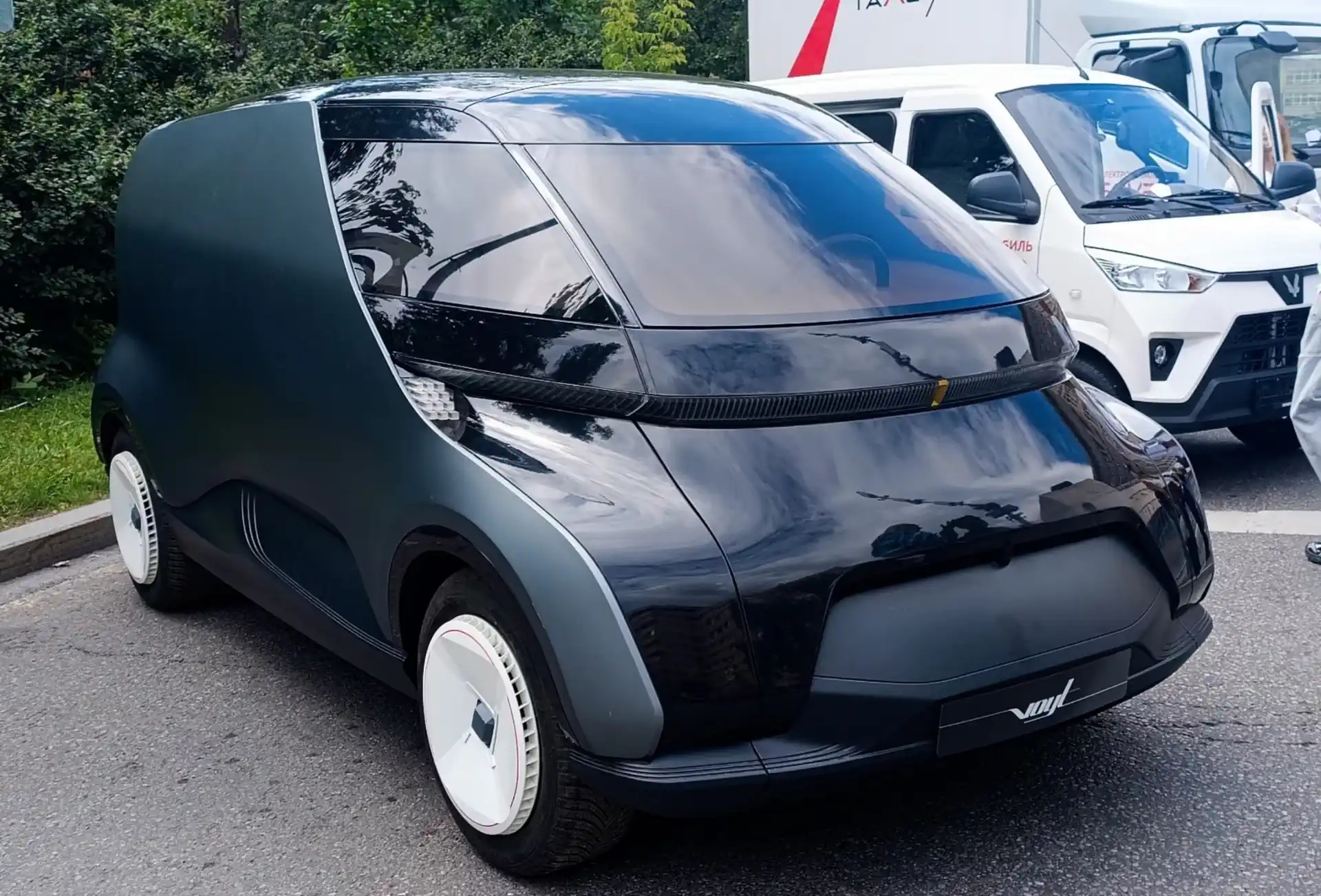 На параде элеткро транспорта представили электрический фургон Voyt LCV от «Росатома»
