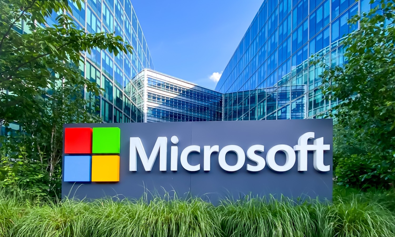 Microsoft уволила 4800 человек. Виноват не ИИ, но ИИ «меняет работу»