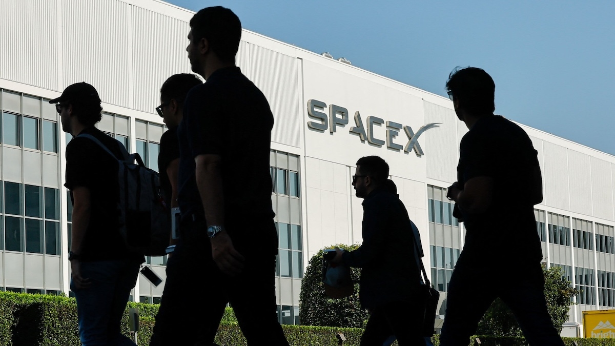 SpaceX планирует купить частоты на аукционе и начать конкурировать с мобильными операторами