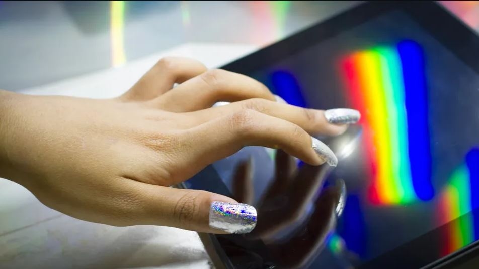 Представлен публике лак для ногтей для превращения пальцев в стилус для работы со смартфоном