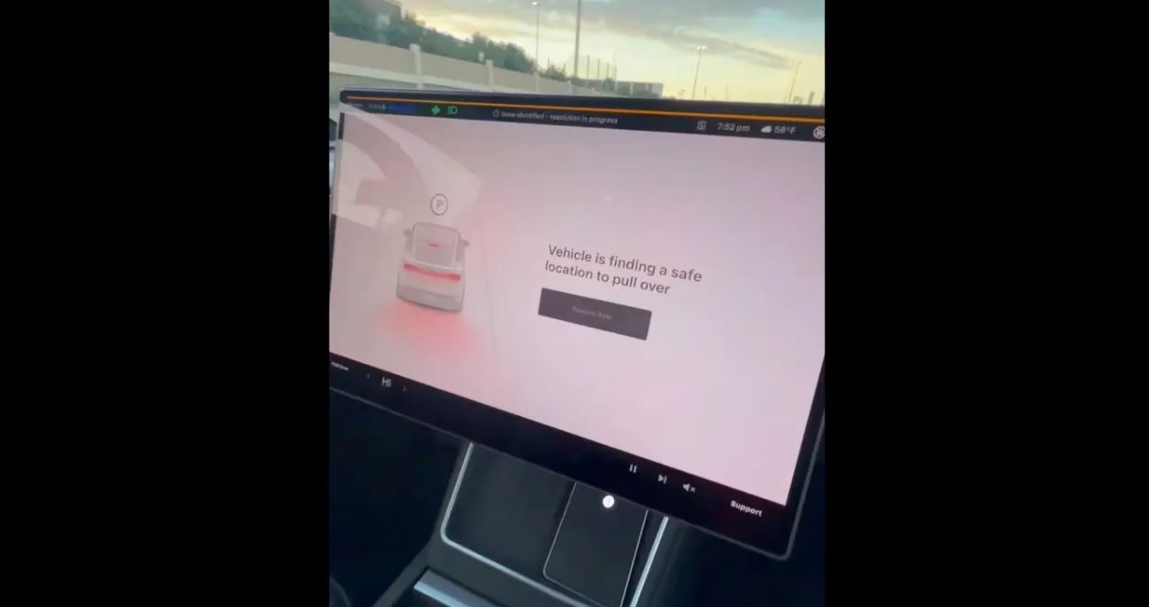 Роботакси Tesla с пассажиром пыталось остановиться на шоссе посреди трафика