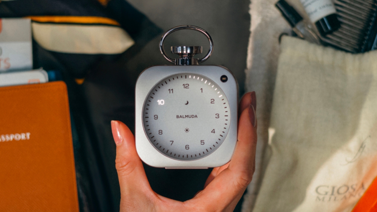 Японская Balmuda совместно с Джони Айвом выпустила The Clock — минималистичный будильник с режимами для фокусировки