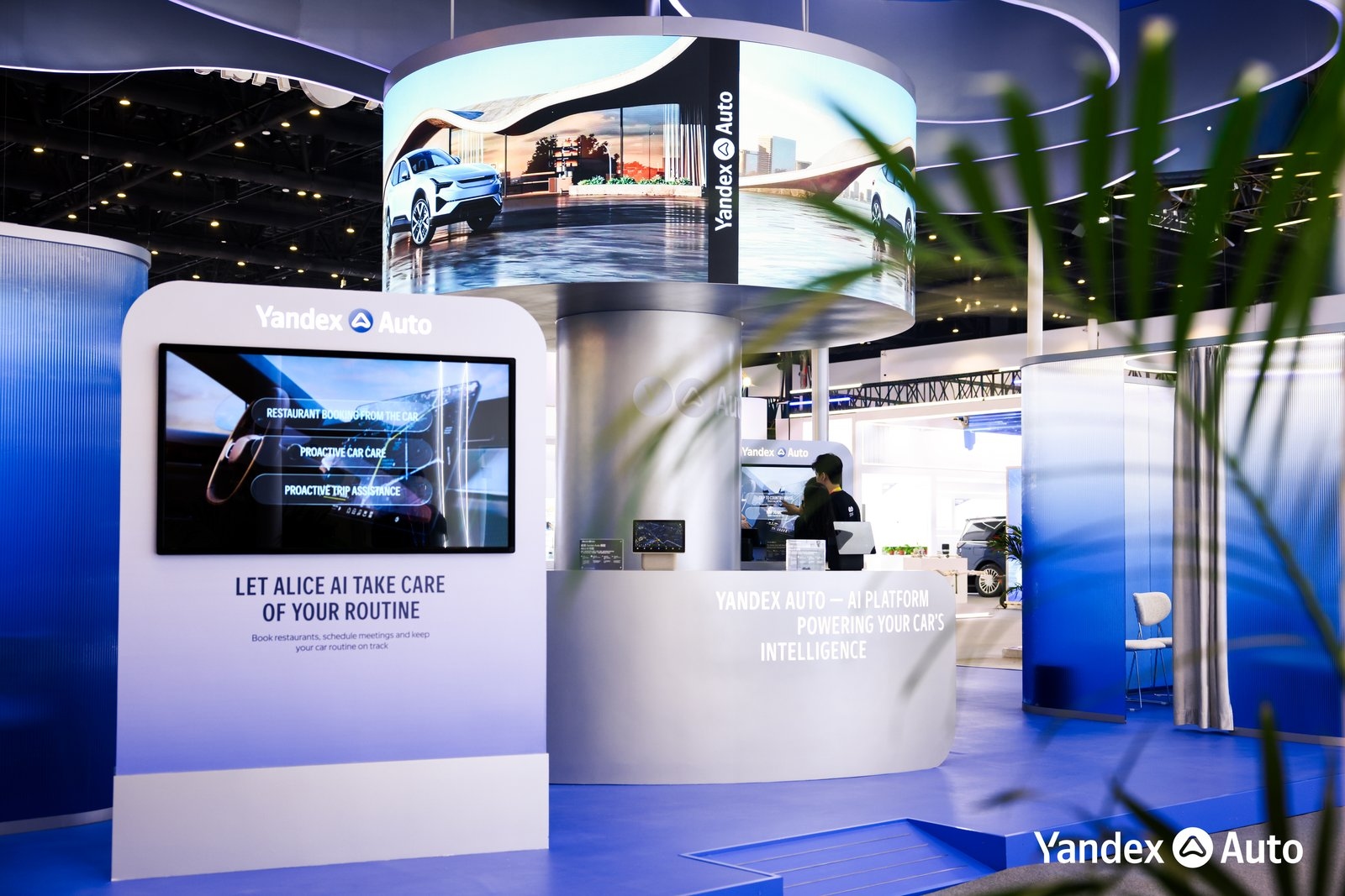 «Яндекс Авто» показал на Пекинском международном автосалоне прототип мультимедийной платформы с «Алисой»