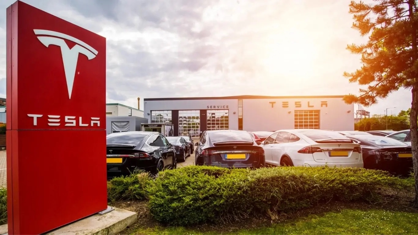 В Tesla ввели лимиты на ИИ: $200 на инженера в неделю