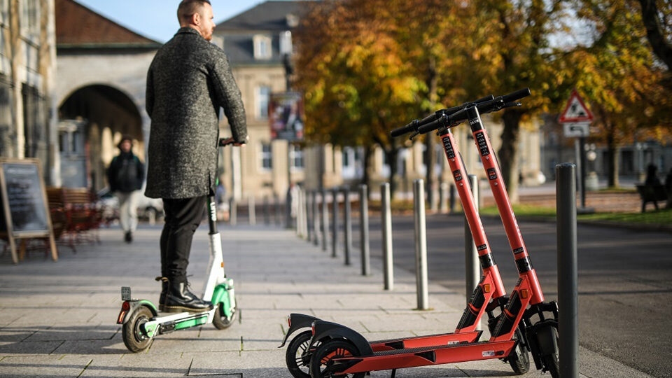 Минцифры и кикшеринги обсуждают добавление «Госуслуг» для идентификации в сервисах аренды самокатов