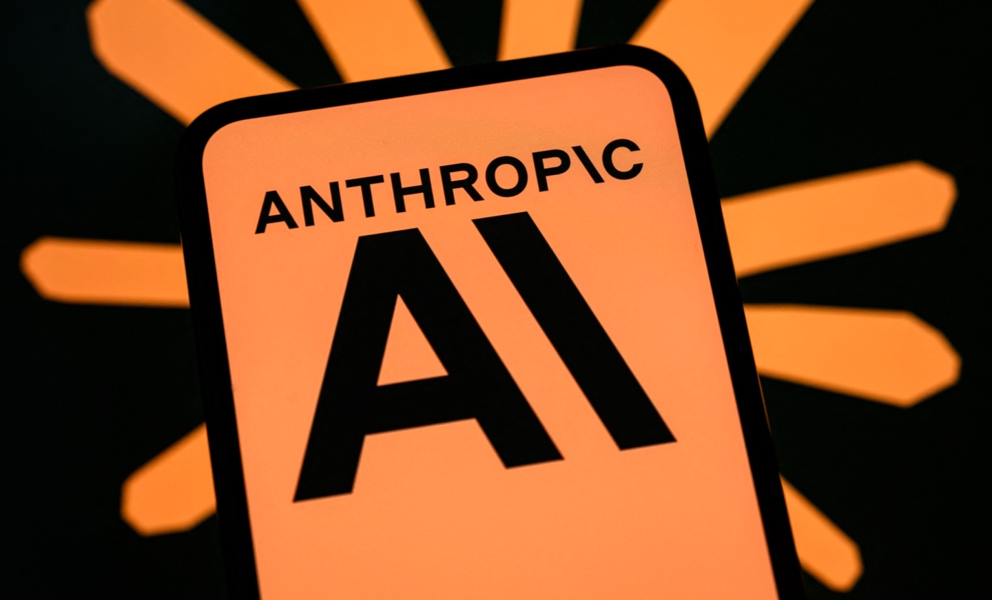 Anthropic переманила инженера чипов OpenAI и начала работу над своим ИИ-ускорителем