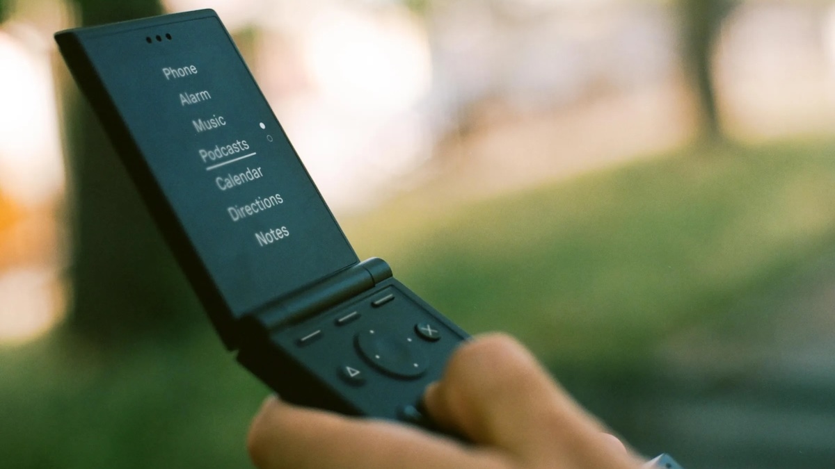 Разработчик Motorola Razr показал свежий телефон-раскладушку Light Flip
