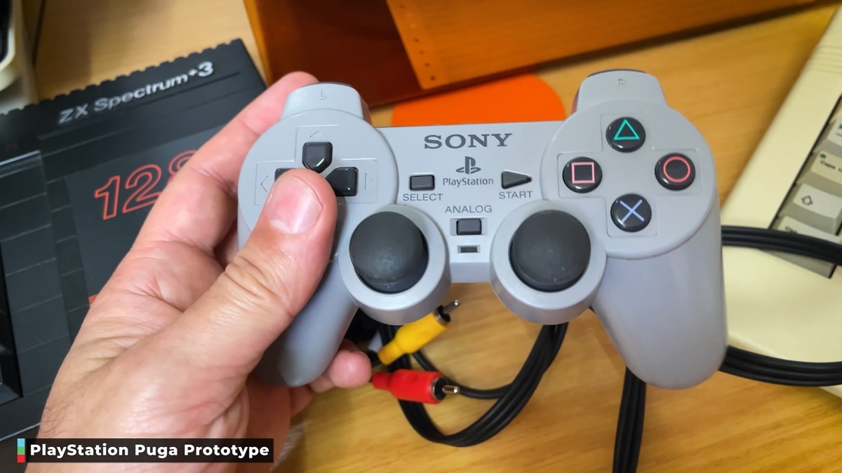 В Sony создали прототип консоли PS Puga в виде геймпада DualShock с оборудованием для запуска игр с оригинальной PS