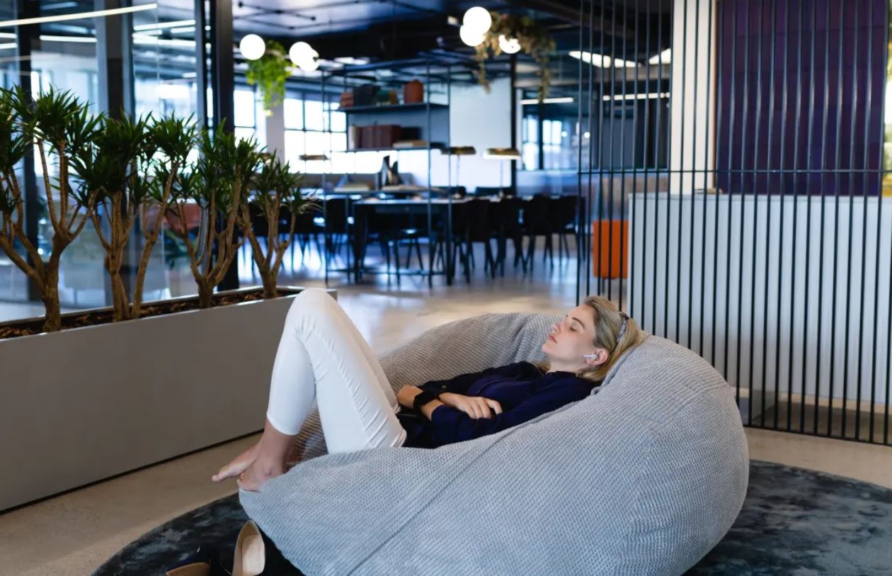 Зумеры используют обеденный перерыв для сна и выплеска эмоций