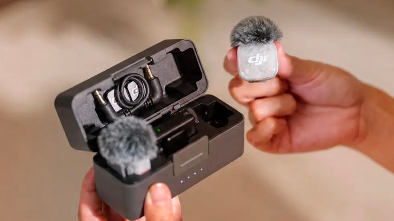 DJI выпустила Mic Mini 2S — беспроводную петличку с 32-битной записью и встроенной в передатчик памятью
