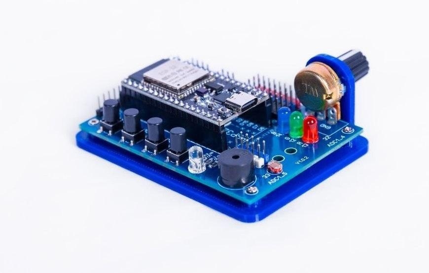 В СибГУТИ создали универсальную плату для обучения IoT-инженеров