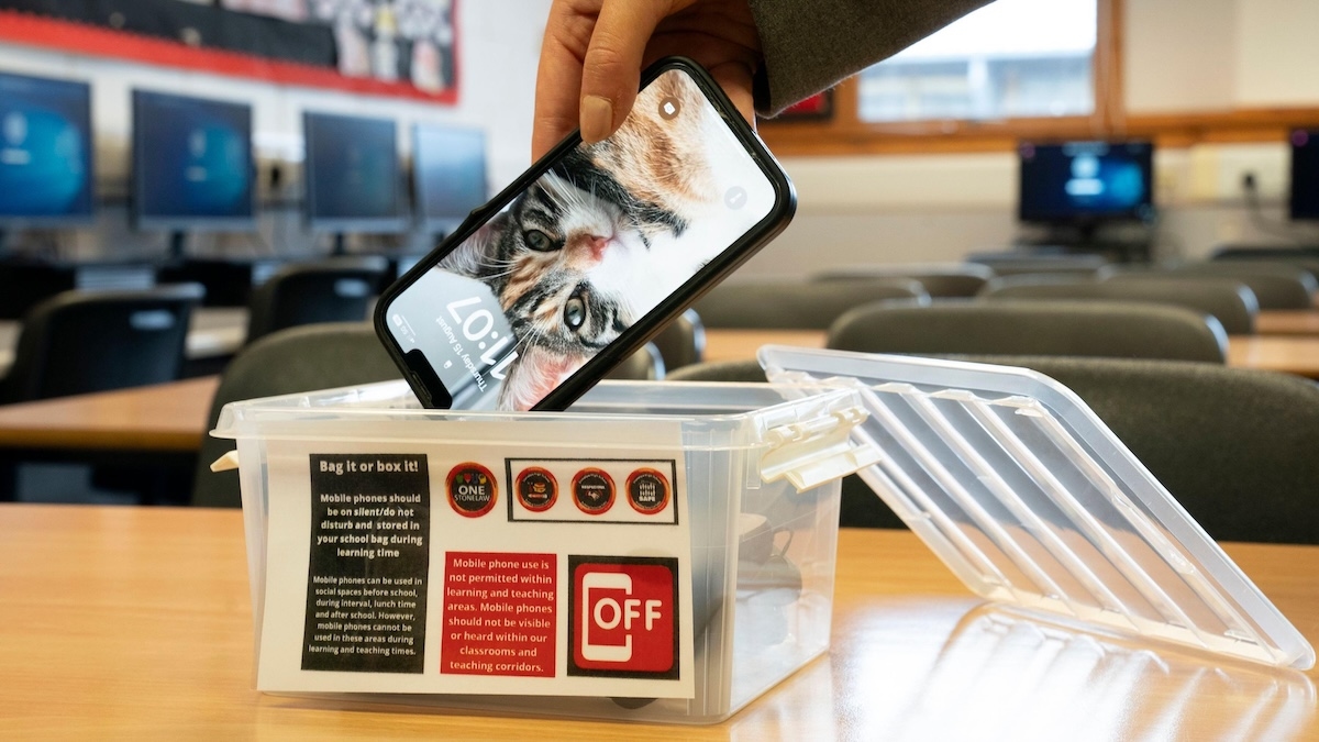 В Англии планируют ввести запрет на мобильные телефоны в школах, чтобы обеспечить принятие закона по защите детей