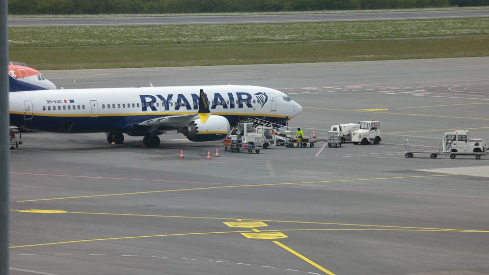Мужчину при полёте затянуло в иллюминатор самолёта Ryanair