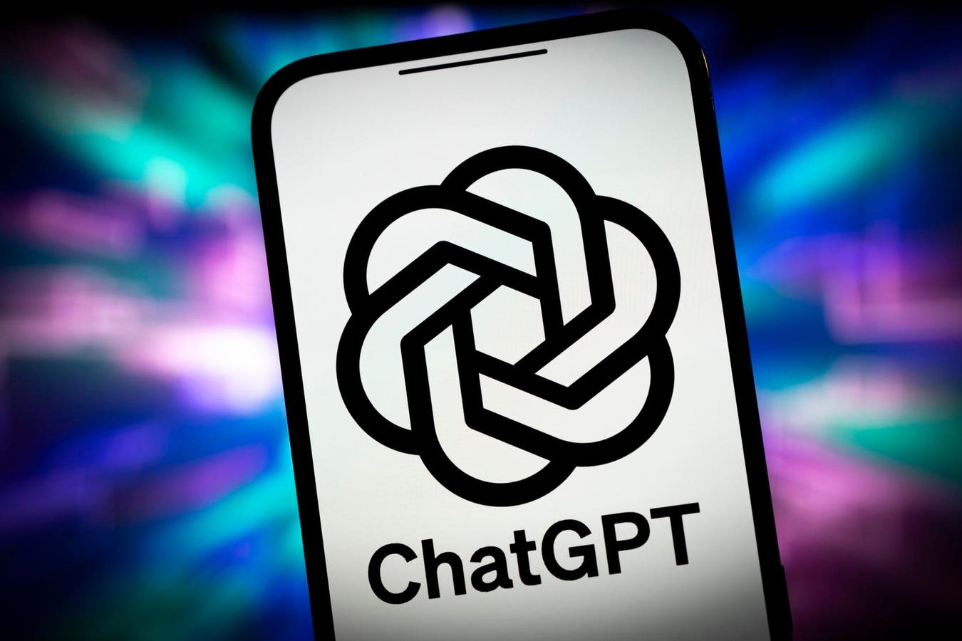 Рыночная доля ChatGPT упала ниже 50% — одновременно чат-бот продолжает ставить рекорды