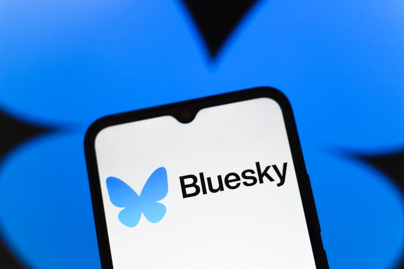 Bluesky делает ставку на ИИ и запускает средство для кастомных лент