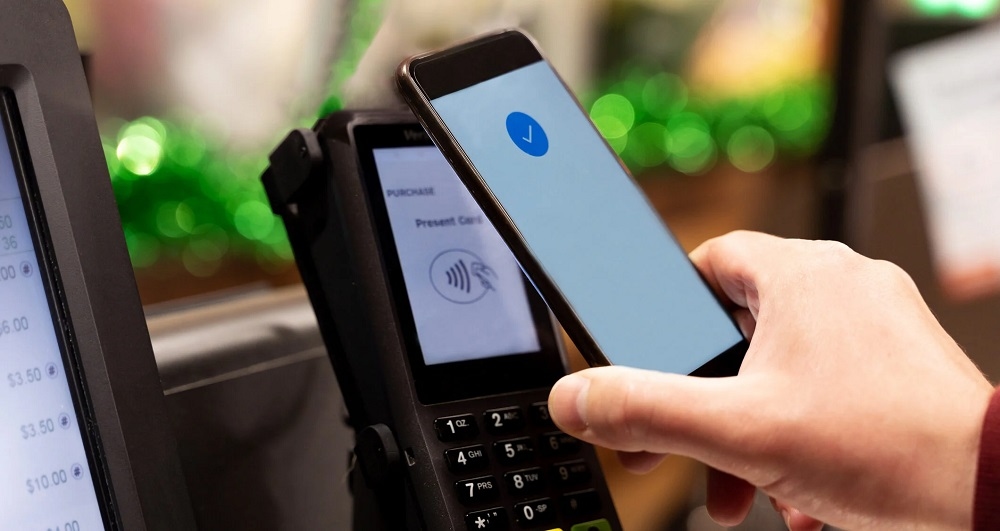 Только два банка внедрили технологию бесконтактной оплаты «Волна»