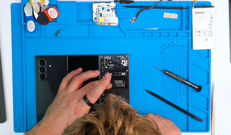 Блогер улучшил Samsung Galaxy Z TriFold, вставив в телефон батарея от Honor Magic V6