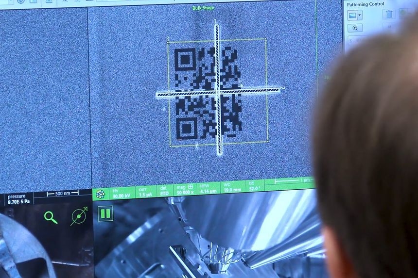 Австрийские исследователи создали QR-код настолько крошечный, что для его просмотра потребуется электронный микроскоп